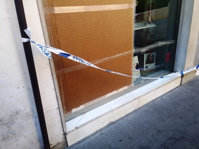 Escaparate roto en El Vergel