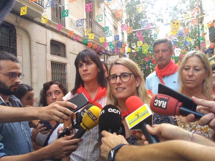 Elsa Artadi en declaraciones a los medios con otros representantes de JxCat