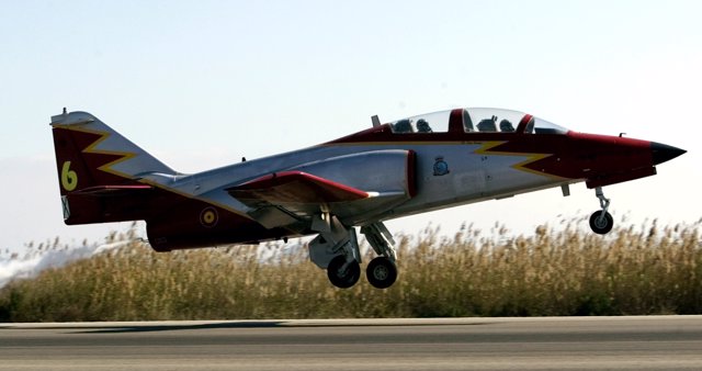 Un caza C101 de la patrulla águila despega de la base de San Javier 