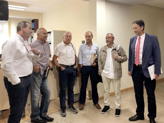 El consejero de Obras Públicas, Ordenación del Territorio y Urbanismo, José Luis Gochicoa, se reúne con representantes de AMA y con el equipo redactor del proyecto de las viviendas de Arnuero