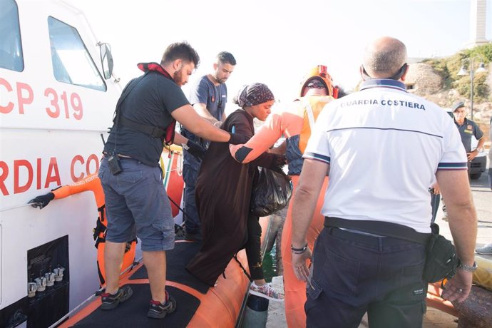 20 August 2019, Italy, Lampedusa: A woman evacuated by the Guardia Costeria for a medical emergency at the port of Lampedusa from the ship "Open Arms" of aid organisation Proactiva Open Arms. Migrants are jumping out of desperation from the rescue boat,