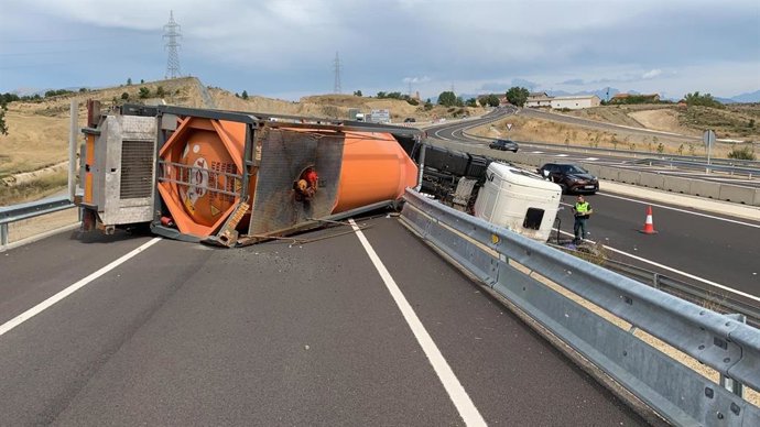 Vuelco de un camión en la carretera