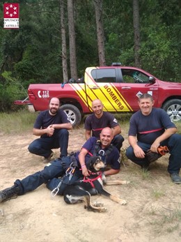 Bomberos junto al perro rescatado