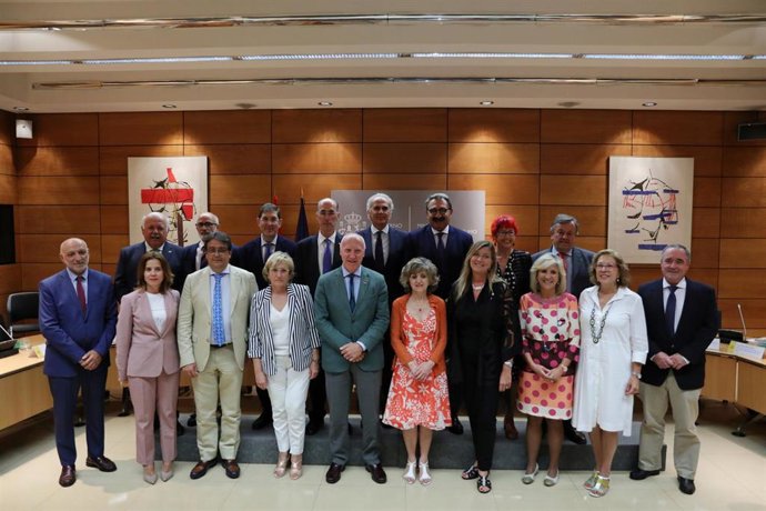 Los representantes de las comunidades autónomas con la ministra de Sanidad en funciones.