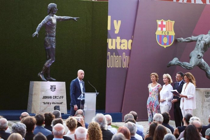 Fútbol.- El Barcelona inaugura la estatua homenaje a Johan Cruyff