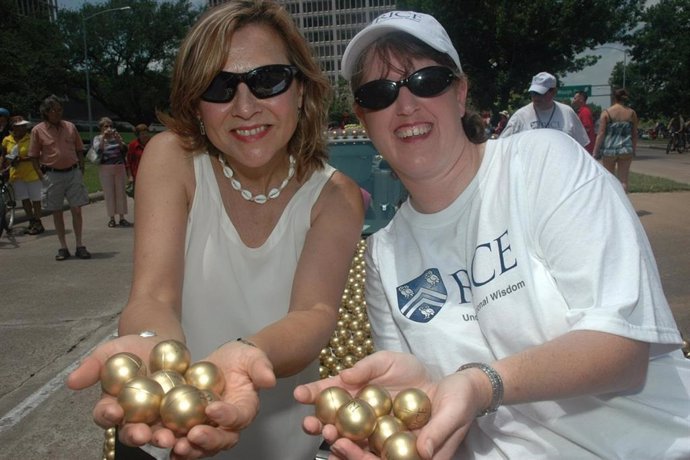 Naomi Halas (izquierda) y Jennifer West en el Art Car Parade 2012 de Houston que honró a los investigadores de ingeniería por su invención de la Terapia AuroLase, un tratamiento contra el cáncer que utiliza nanopartículas de oro  para destruir el cáncer.