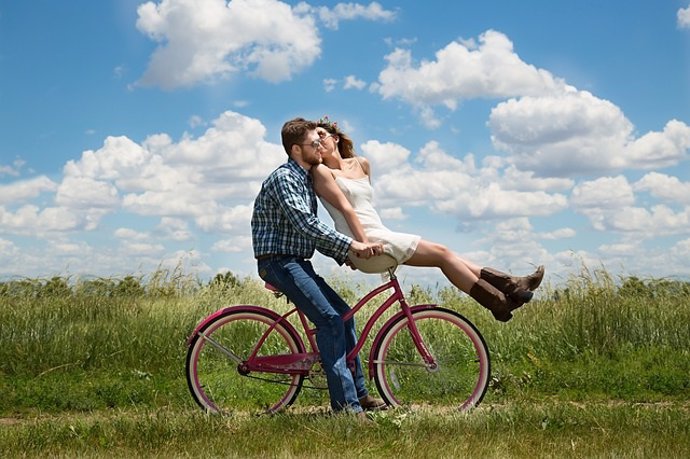 Pareja feliz, verano, bicicleta