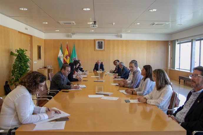 Fernando Rodríguez Villalobos preside una reunión
