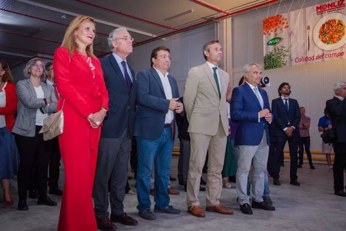 Autoridades en la inauguración de las nuevas instalaciones de Monliz España en la Plataforma Logística del Suroeste Ibérico, en Badajoz