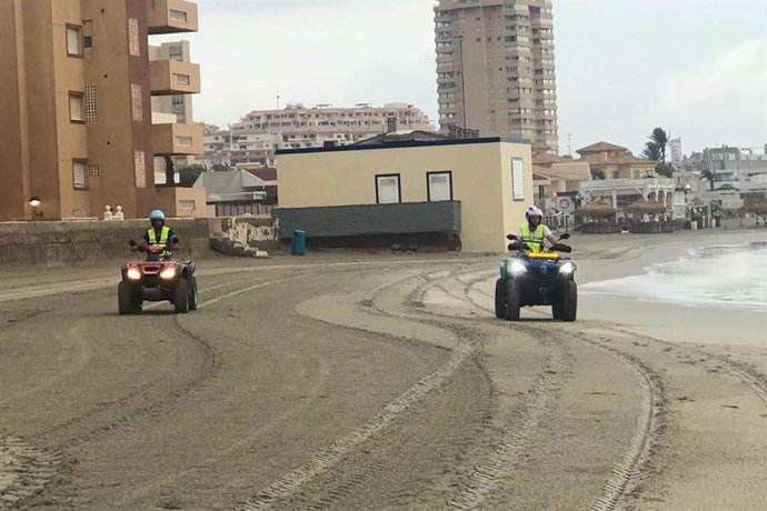 Personal de Protección Civil recorren las playas de Galúa y Monte Blanco en busca de nuevos restos del accidente aéreo