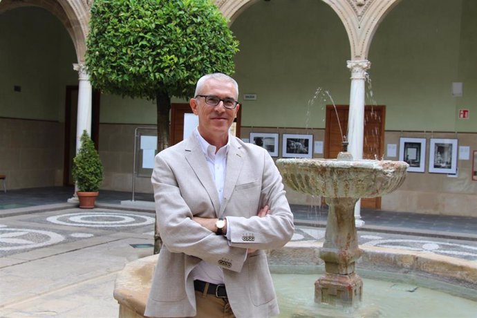 El escritor Emilio Lara, director del curso 'La novela histórica: configuración de un proyecto de país', en la UNIA