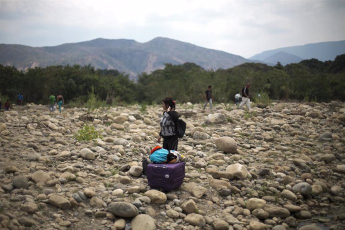 Una mujer venezolana en un cruce ilegal entre Venezuela y Colombia