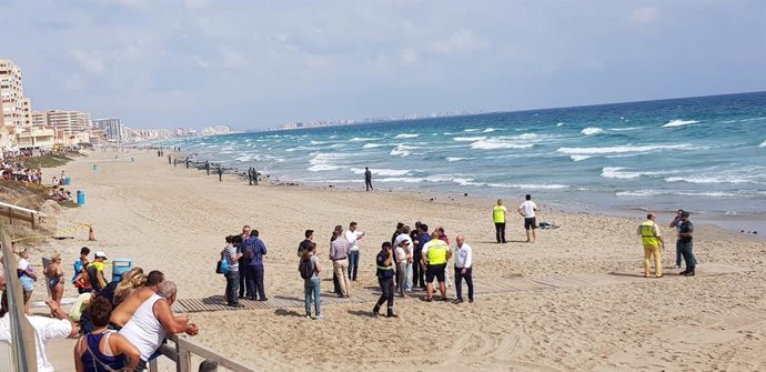 Imagen del fuselaje del avión del Ejército del Aire siniestrado en La Manga llegando a la costa, además de autoridades y curiosos