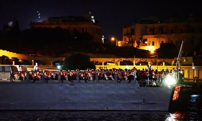 Los migrantes rescatados por el 'Ocean Viking' llegan a Malta