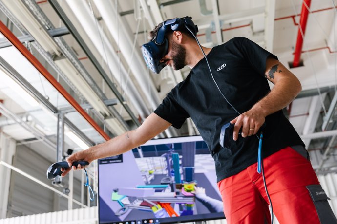 Operario de Audi probando la realidad virtual en los procesos de producción