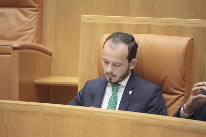 El portavoz de Ciudadanos en el Parlamento de La Rioja, Pablo Baena, durante la segunda sesión del debate de investidura de la candidata socialista, Concha Andreu, a la Presidencia de La Rioja.