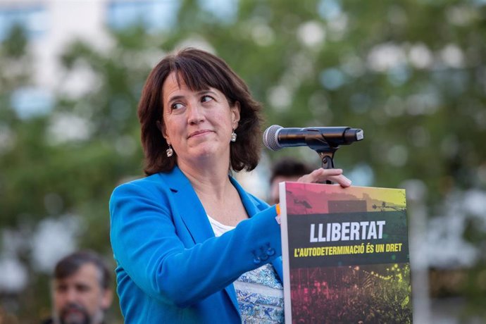 La presidenta de ANC, Elisenda Paluzie, en la concentración en la Plaza Cataluña de Barcelona con motivo de la finalización del juicio del 1-O