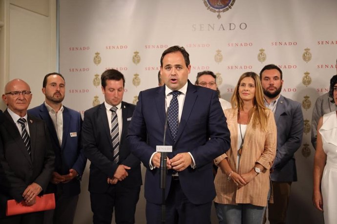 El presidente del PP de Castilla-La Mancha, Paco Núñez, encabeza una delegación de alcaldes que ha elevado al Senado su preocupación por la subida del precio de la pólvora