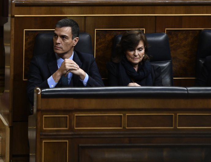 El presidente y la vicepresidenta del Gobierno, Pedro Sánchez, y Carmen Calvo, sentados en su escaño en el Congreso de los Diputados