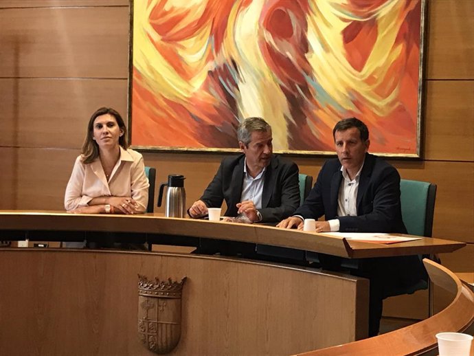 El portavoz del grupo parlamentario de Cs, Daniel Pérez Calvo, en las Cortes de Aragón (en el centro)