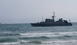 El cazaminas Turia de la Armada en La Manga, colabora en el rescate de los restos de avisón siniestrado