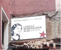 Imagen de la placa en recuerdo a la activista de ETA Marisol Mujika en el Casco Viejo de Bilbao