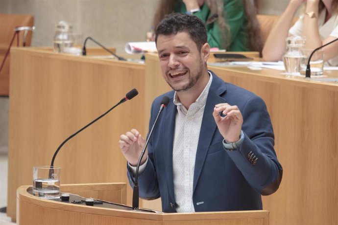 El portavoz del PSOE  en el Parlamento de La Rioja, Raúl Díaz Marín, durante su intervención en la segunda sesión del debate de investidura de la candidata socialista, Concha Andreu, para la Presidencia de La Rioja.