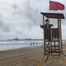 Bandera roja en una pl<aya de Cartagena