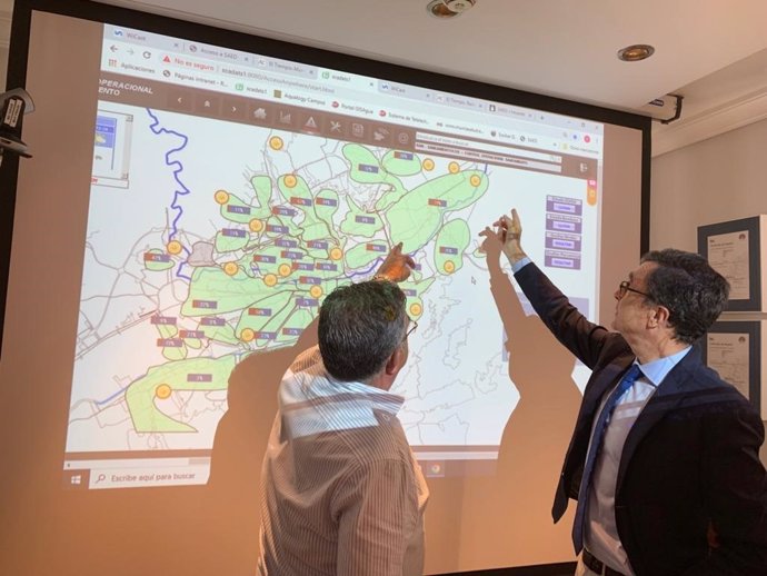 El alcalde (derecha) y el director general de Aguas de Murcia (izquierda), durante la reunión de la comisión de emergencia por el posible episodio de fuertes lluvias en el municipio de Murcia