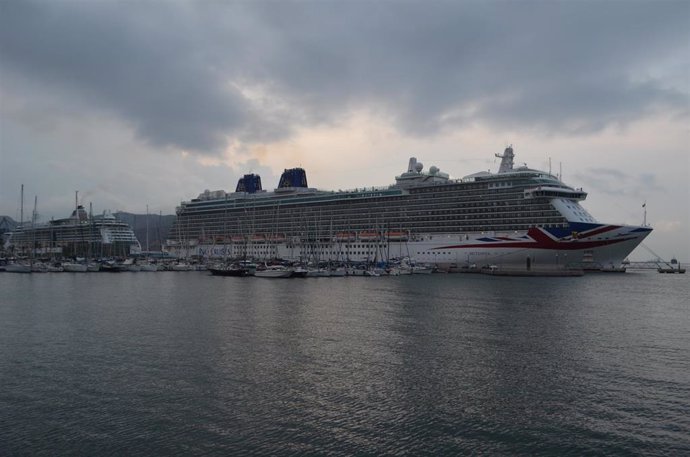 Crucero atracando en el Puerto de Cartagena