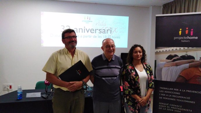 El presidente executiu de Projecte Home Balears (PHB), Jesús Mullor, el president de les tres fundacions de PHB, Bartomeu Catal, i la directora de programes per a joves, Gisela López.