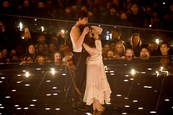 Shawn Mendes y Camila Cabello interpretan 'Señorita' en los MTV VMA 2019