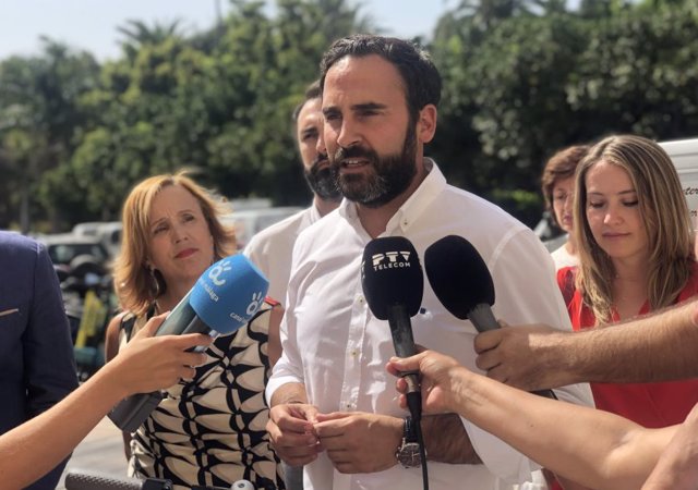 El portavoz del Grupo Municipal Socialista en el Ayuntamiento de Málaga, Daniel Pérez, atiende a los medios.