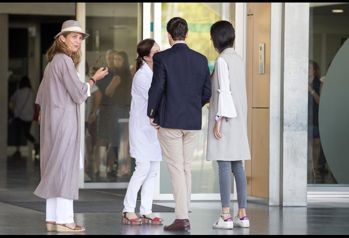 La Infanta Elena visita a su padre junto a sus dos hijos