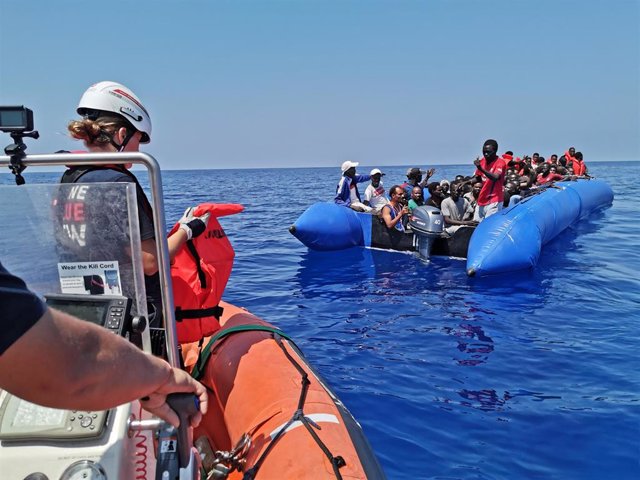 Rescate de migrantes por el 'Eleonore', un barco de la ONG alemana Mission Lifeline