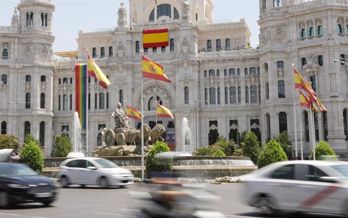 Varias banderas de España en las inmediaciones del Palacio de Cibeles, sede del Ayuntamiento de Madrid.