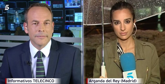 Roberto Fernández presenta el Informativo de la Noche de Telecinco desde la zona de control por las tormentas en Madrid