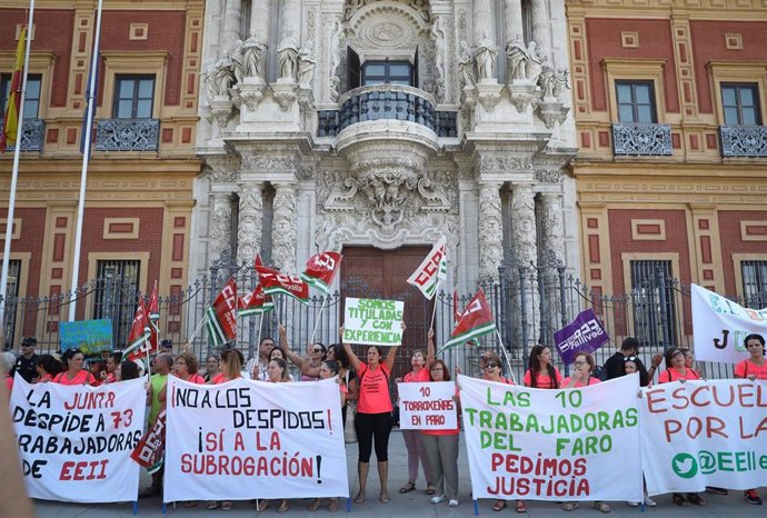 Imagen este martes de la concentración ante el Palacio de San Telmo de las trabajadoras de Escuelas Infantiles despedidas.