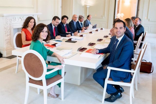 La presidenta de la Comunidad de Madrid, Isabel Díaz Ayuso, y el vicepresidente regional, Ignacio Aguado, con el resto de consejeros en el primer Consejo de Gobierno.