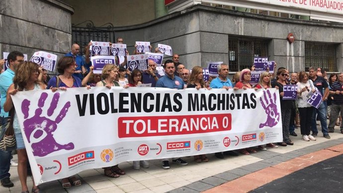 Concentración contra la violencia machista frente a la sede de UGT en Oviedo.