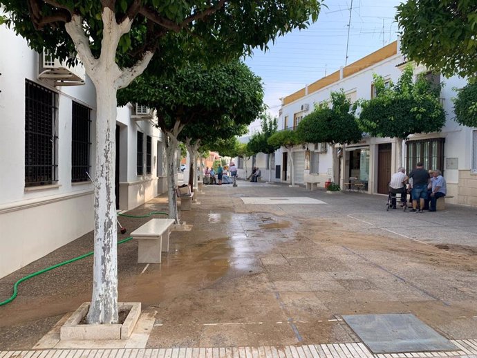 Calle con restos de lodo por la lluvia