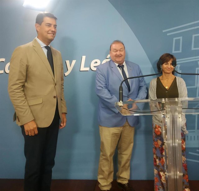 El consejero de la Presidencia, Ángel Ibáñez, (izda), tras su reunión con el presidente autonómico de CSIF en CyL.