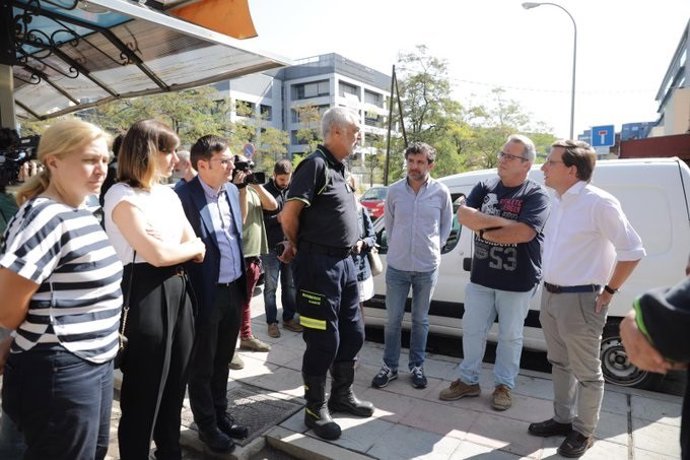 El alcalde de Madrid, José Luis Martínez Almeida, junto a la portavoz del Gobierno municipal, Inmaculada Sanz, y la concejala-presidenta del distrirto de Barajas, Sofia Miranda, visita el distrito de Barajas tras las fuerte tormenta de ayer.