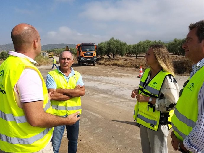 La consejera de Fomento, Infraestructuras y Ordenación del Territorio, Marifrán Carazo, visita esta mañana las obras de conservación de la carretera A-353 entre Gilena y Pedrera, en Sevilla