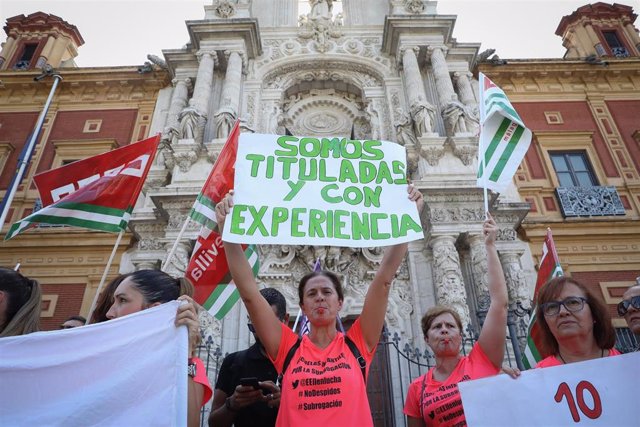 Imagen de este martes de la concentración en el Palacio de San Telmo de 73 profesoras de escuelas infantiles despedidas.