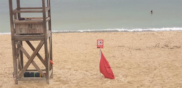 Bandera vermella en una de les platges de Palma.