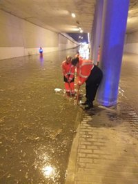 Bomberos de Leganés tuvieron que rescatar a ocupantes de vehículos atrapados en balsas de agua por la tormenta