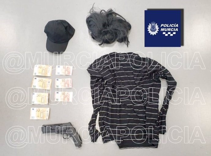 Policía interviene al detenido una pistola, dinero, ropa y peluca con la que cometió los robos