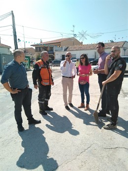 La alcaldesa de Borox, Soledad Delgado, y otros miembros de Cs visitando la localidad