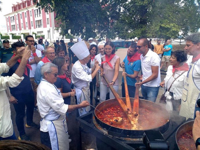 La ministra de Industria y Turismo Reyes Maroto, junto al secretario general del PSOE de Castilla y León, Luís Tudanca, y al alcalde de La Granja, Samuel Alonso, participan en la elaboración de la tradicional judiada de La Granja.